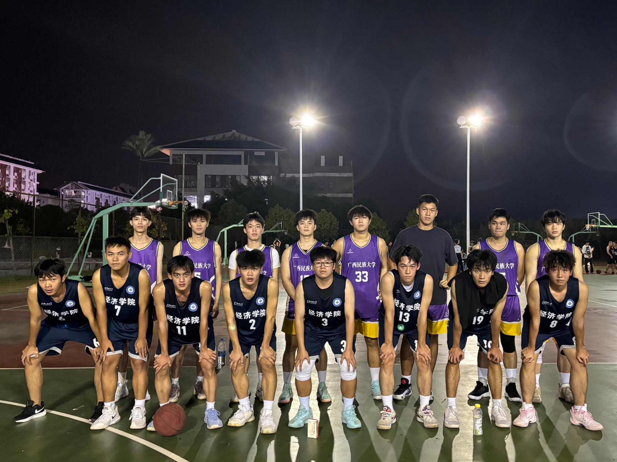 篮球赛事竞争激烈，球队体现出色团队合作