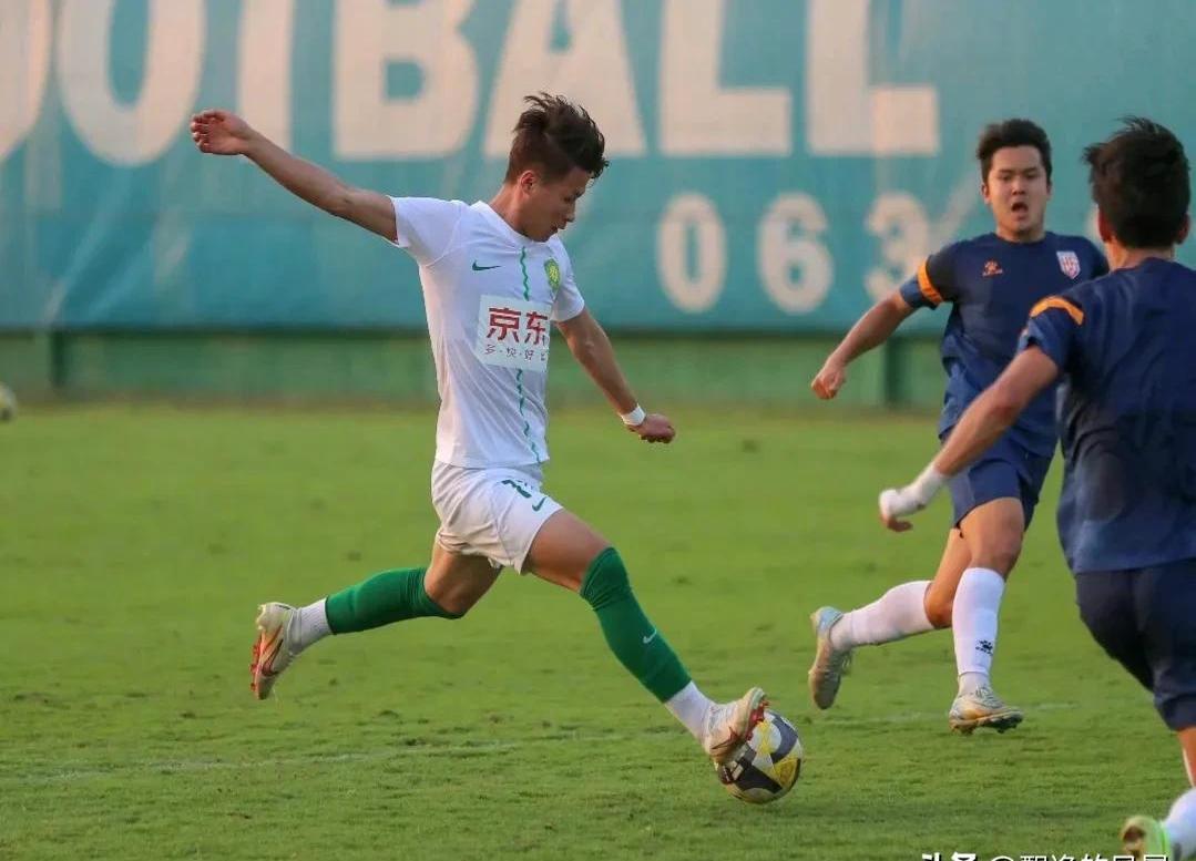 北京中赫国安队球员教练共同研究对手战术的简单介绍