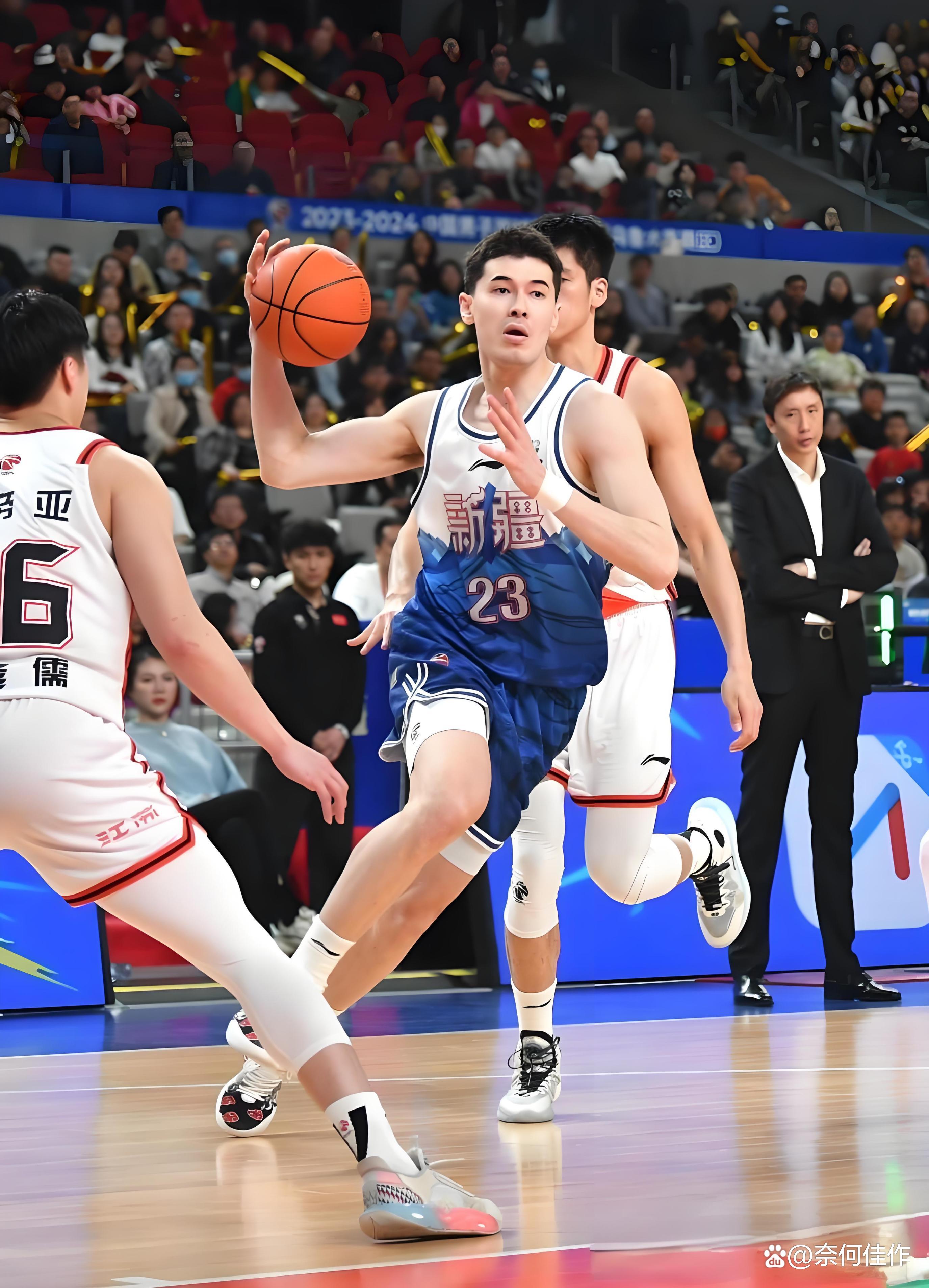 山东男篮战胜新疆男篮，取得艰难胜利保持不败