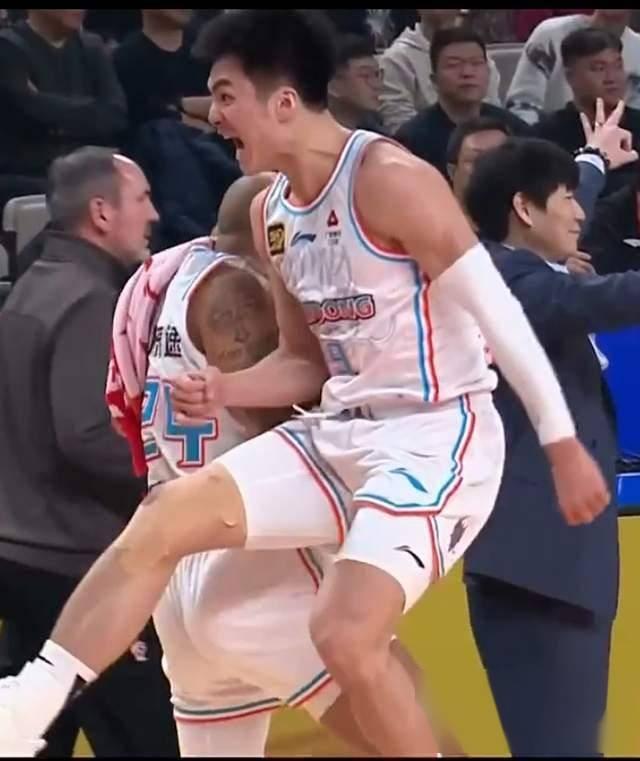 山东男篮战胜新疆男篮，取得艰难胜利保持不败